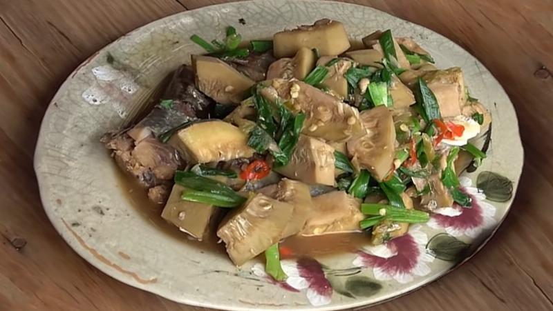 Cá chình làm món gì ngon với món cá chình om chuối đậu thơm lừng nghi ngút khói